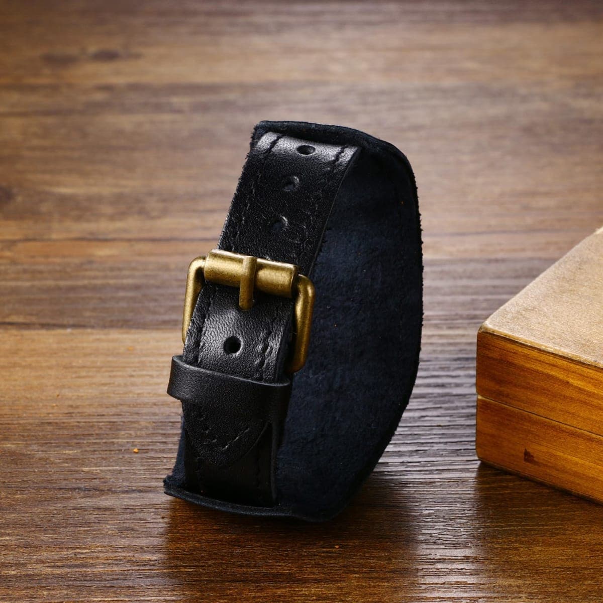 Avaner Vintage Punk Leather Watches: Retro Bronze Skull Wide Band Quartz Cuff Watches for Men thumbnail 3