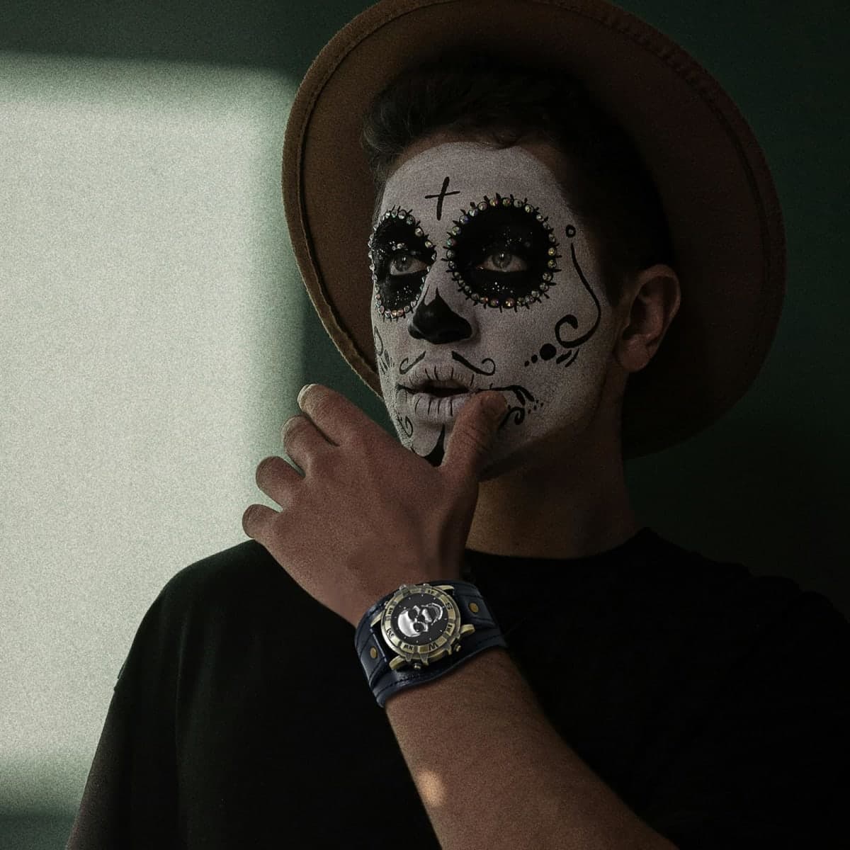 Avaner Vintage Punk Leather Watches: Retro Bronze Skull Wide Band Quartz Cuff Watches for Men thumbnail 5