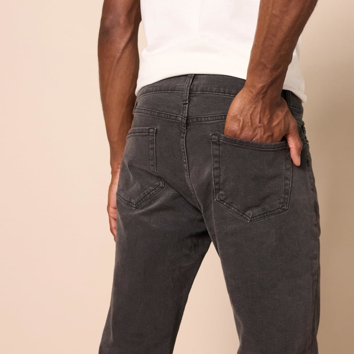 Amazon Essentials Men's Straight-Fit Stretch Jean, Washed Black, 40W x 30L thumbnail 3