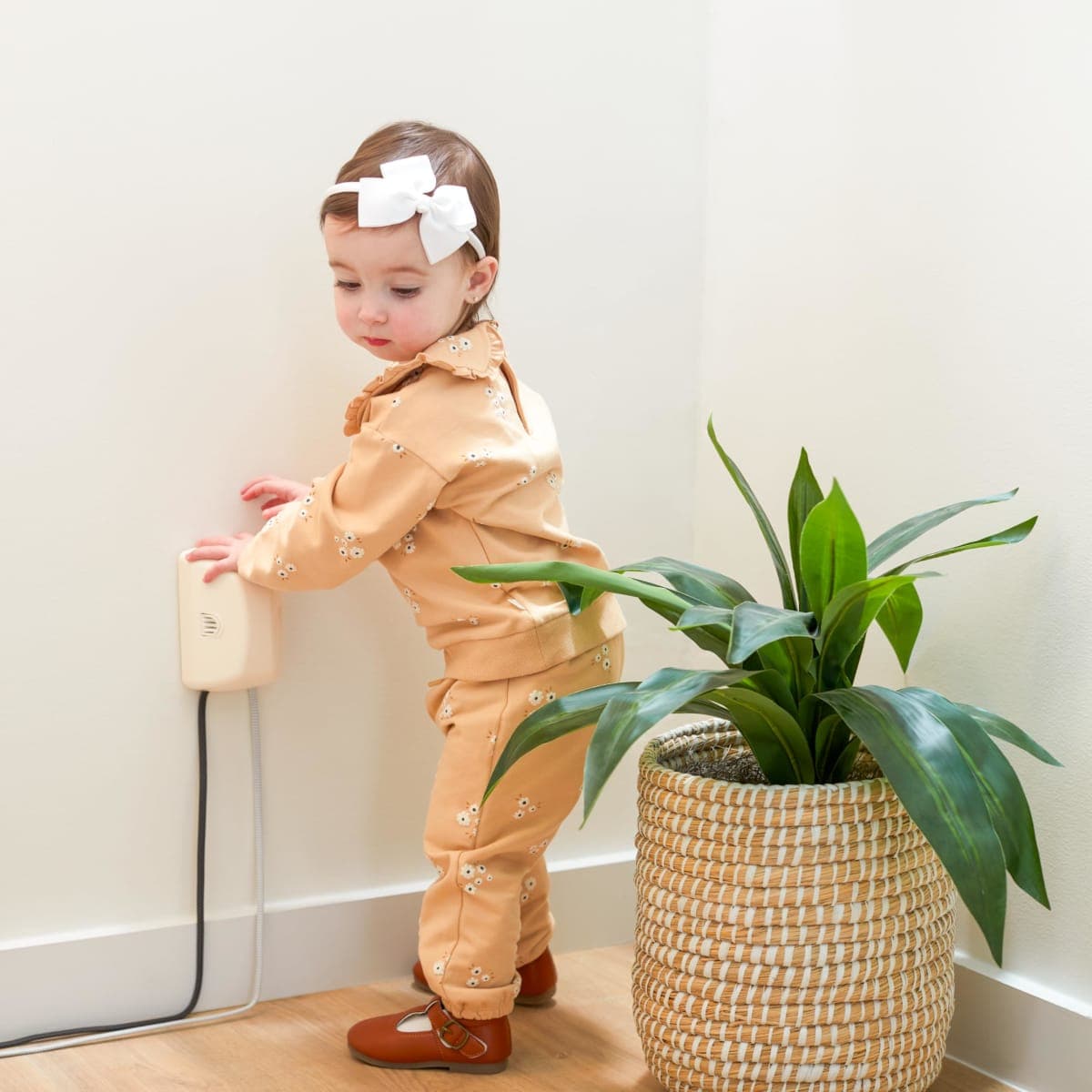 Safety 1st Outlet Cover with Cord Shortener thumbnail 4