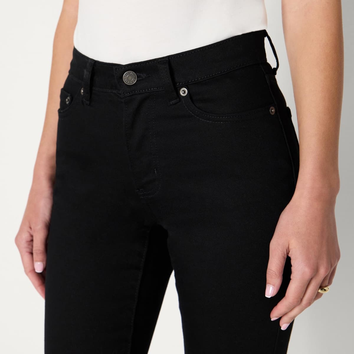 Amazon Essentials Women's Medium Stretch Slim-Fit Mid-Rise Straight Leg Jean, Black, 4 thumbnail 5