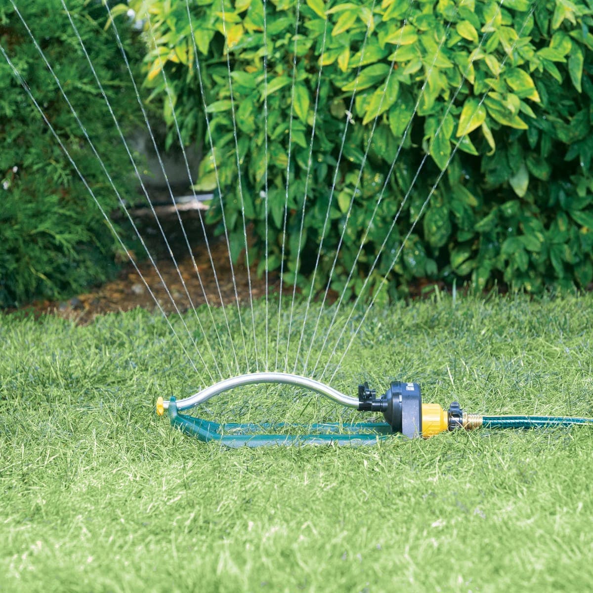 Melnor 65151AMZ Oscillating Sprinkler with 15 Precision Nozzles and QuickConnects thumbnail 4
