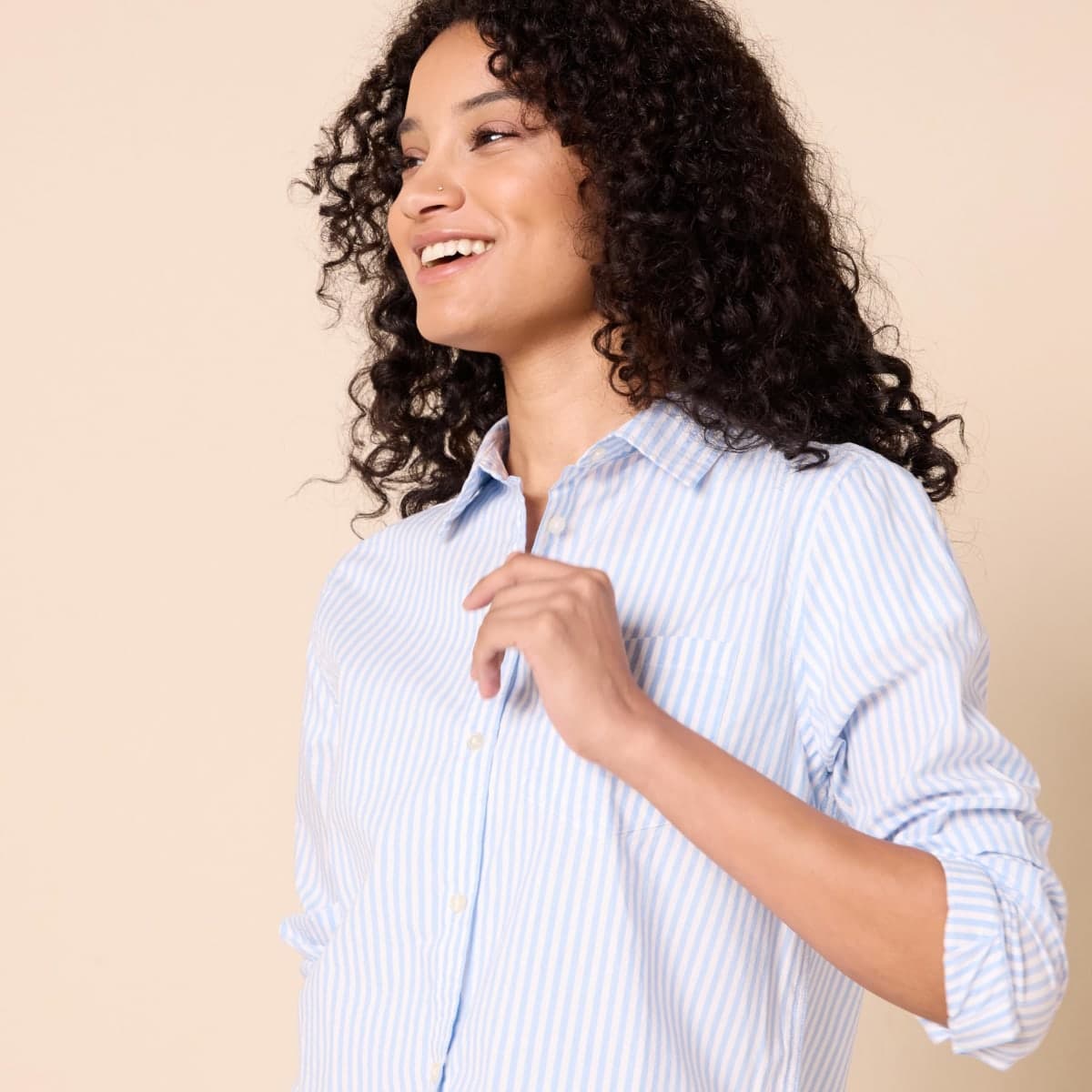 Amazon Essentials Women's Classic-Fit Long Sleeve Button Down Poplin Shirt, French Blue Stripe, M thumbnail 4