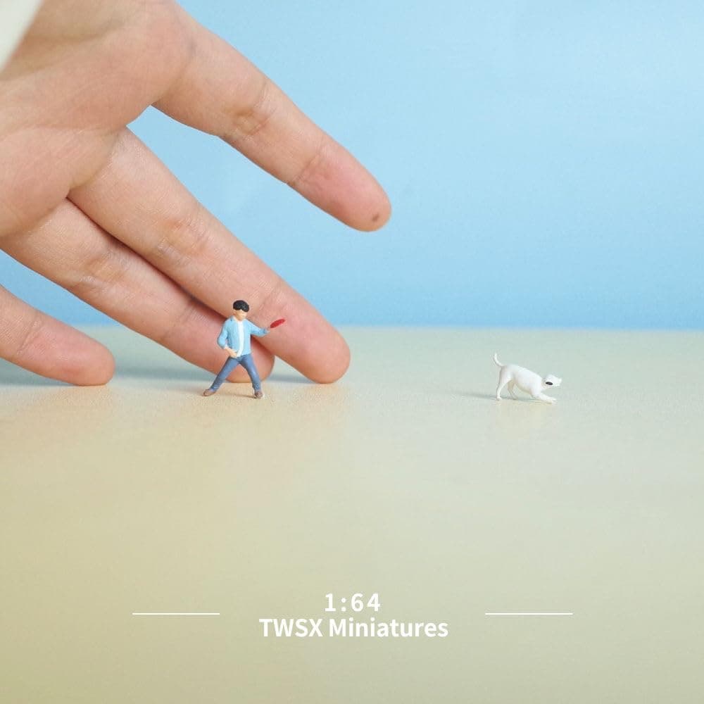 TWSX Miniatures Playing Frisbee with Your Dog 2pcs, 1:64 Scale, Playing Games,Miniature People, Miniature Models, Suitable for DIY Landscapes, Creative Scenes, Matching and Macro Photography thumbnail 3
