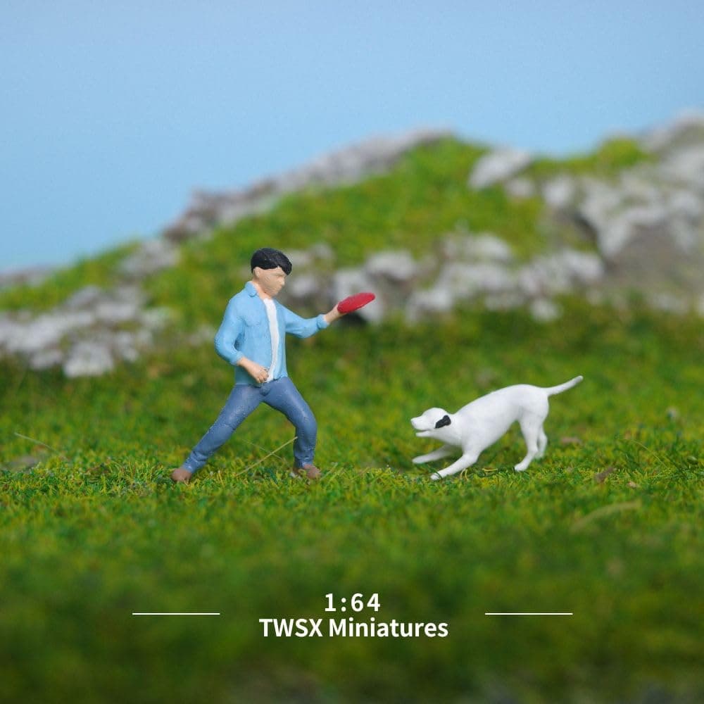 TWSX Miniatures Playing Frisbee with Your Dog 2pcs, 1:64 Scale, Playing Games,Miniature People, Miniature Models, Suitable for DIY Landscapes, Creative Scenes, Matching and Macro Photography thumbnail 4