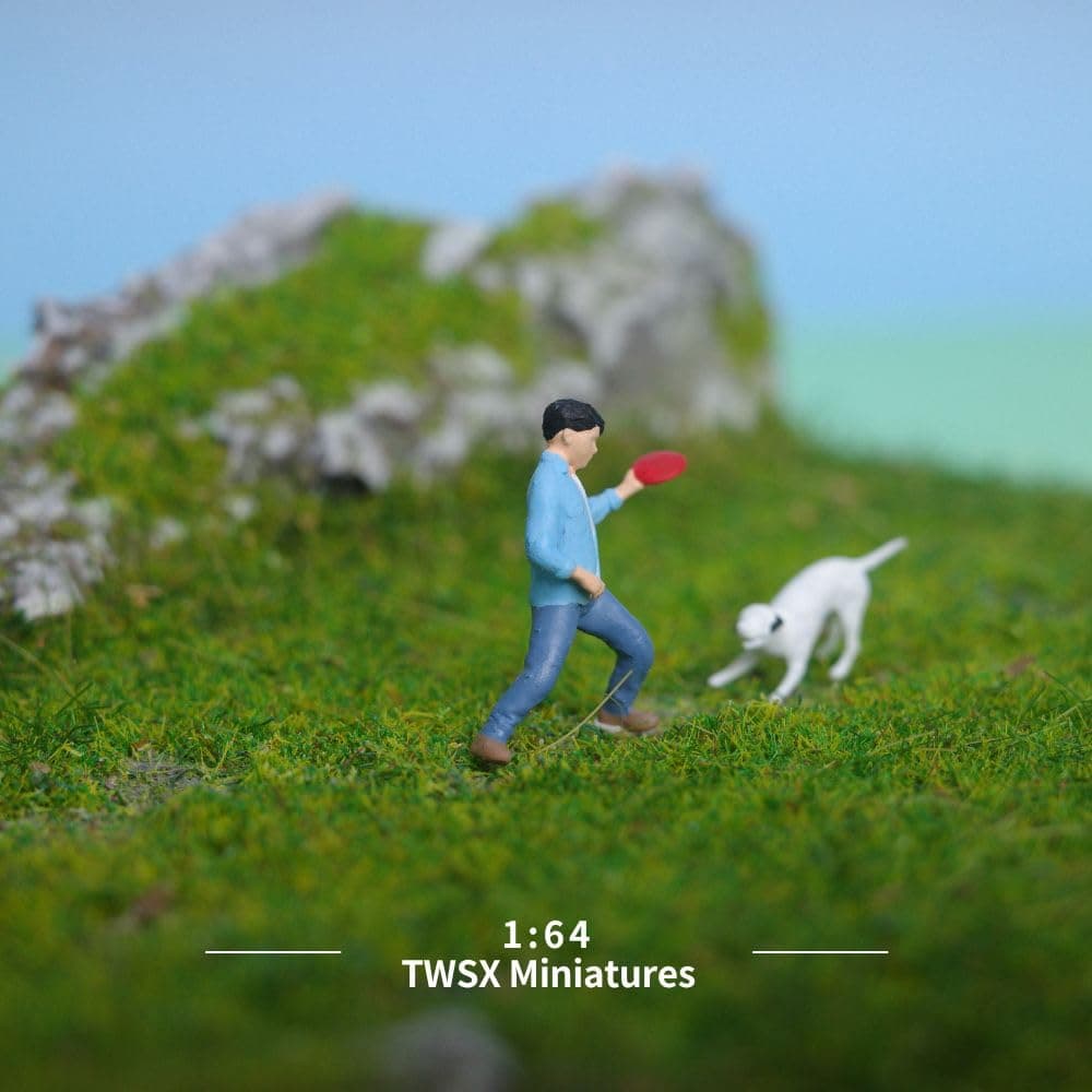 TWSX Miniatures Playing Frisbee with Your Dog 2pcs, 1:64 Scale, Playing Games,Miniature People, Miniature Models, Suitable for DIY Landscapes, Creative Scenes, Matching and Macro Photography thumbnail 5