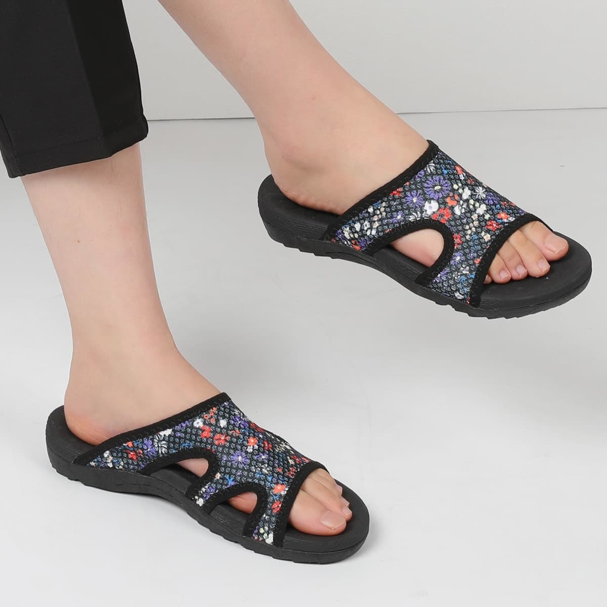 LeIsfIt Womens Sandals Arch Support Slide Sandals Comfort Plantar Fasciitis Sandals Flat Sandals Ladies Soft Cushion Slippers Sandals for Indoor Outdoor, Black Flower, 8.5 thumbnail 2
