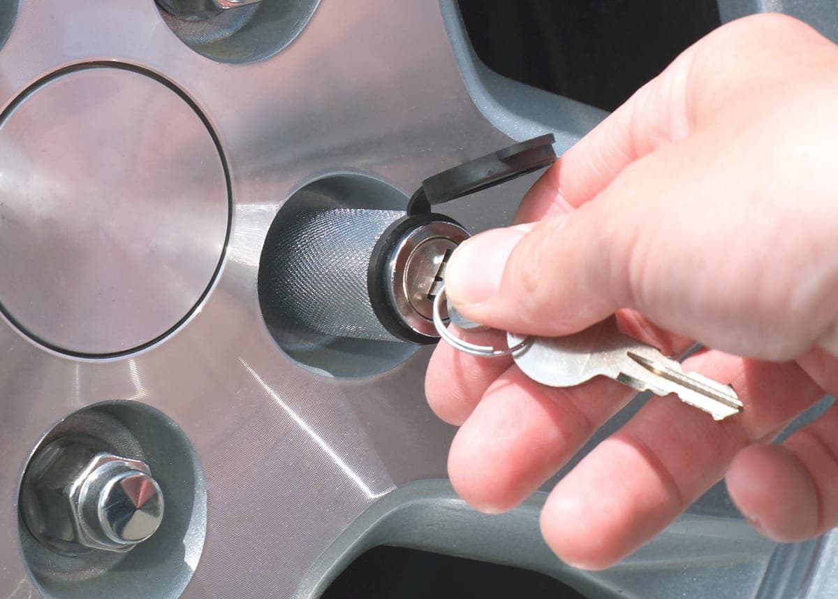 Heininger 6027 HitchMate Trailer Spare Tire Lock for 1/4" to 7/8" Thick Rims, Designed for Marine, Utility and RV Vertical Mount Spare Tires thumbnail 2