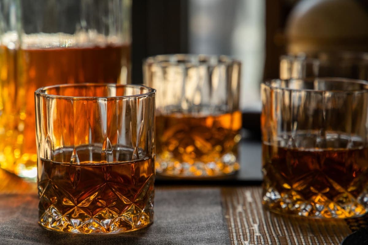 Kitchen Craft BarCraft Cut-Glass Whisky Decanter and Tumbler Gift Set (5 Pieces) thumbnail 2