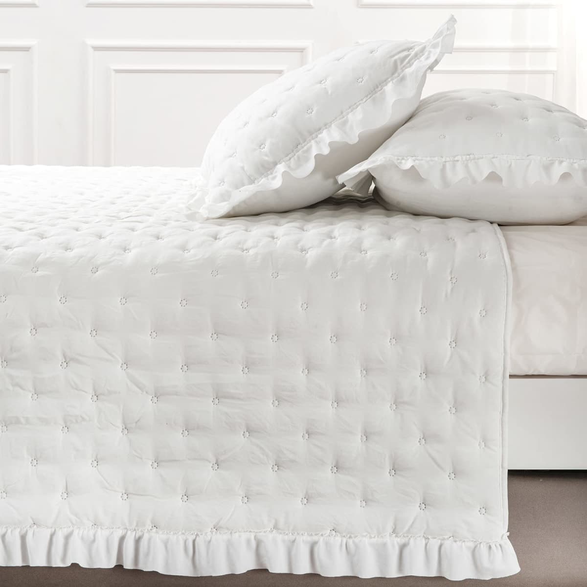 HIARUO 3-Piece King Quilt Set - Soft Warm Ultrasonic Reversible Pleated Ruffled Coverlet Bedspread Set (104 x 90 Inch) with 2 Pillow Sham (20 x 36 Inch), White thumbnail 5