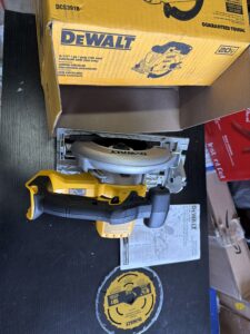 DEWALT circular saw cordless 20V MAX 7-1/4-inch tool