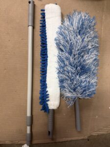 O-Cedar dual action microfiber duster in white and grey with telescopic handle