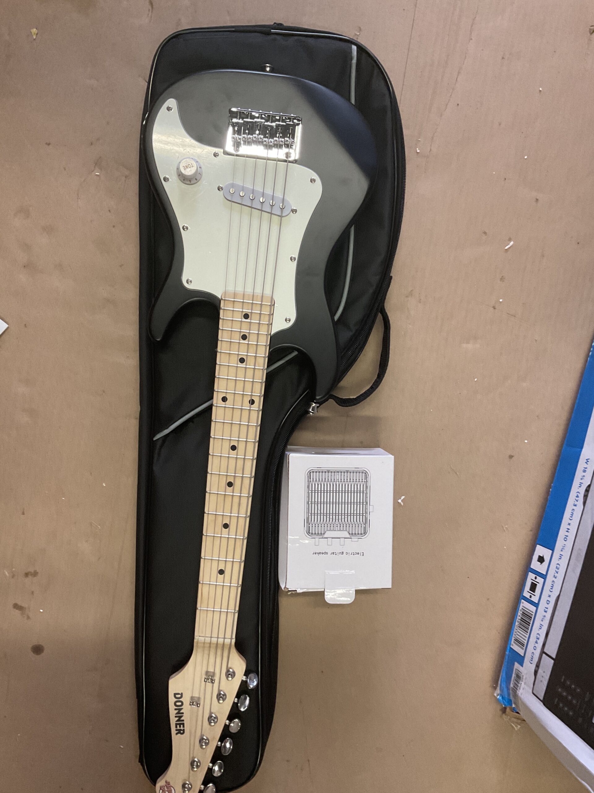 Donner electric guitar kid in black with amplifier and accessories
