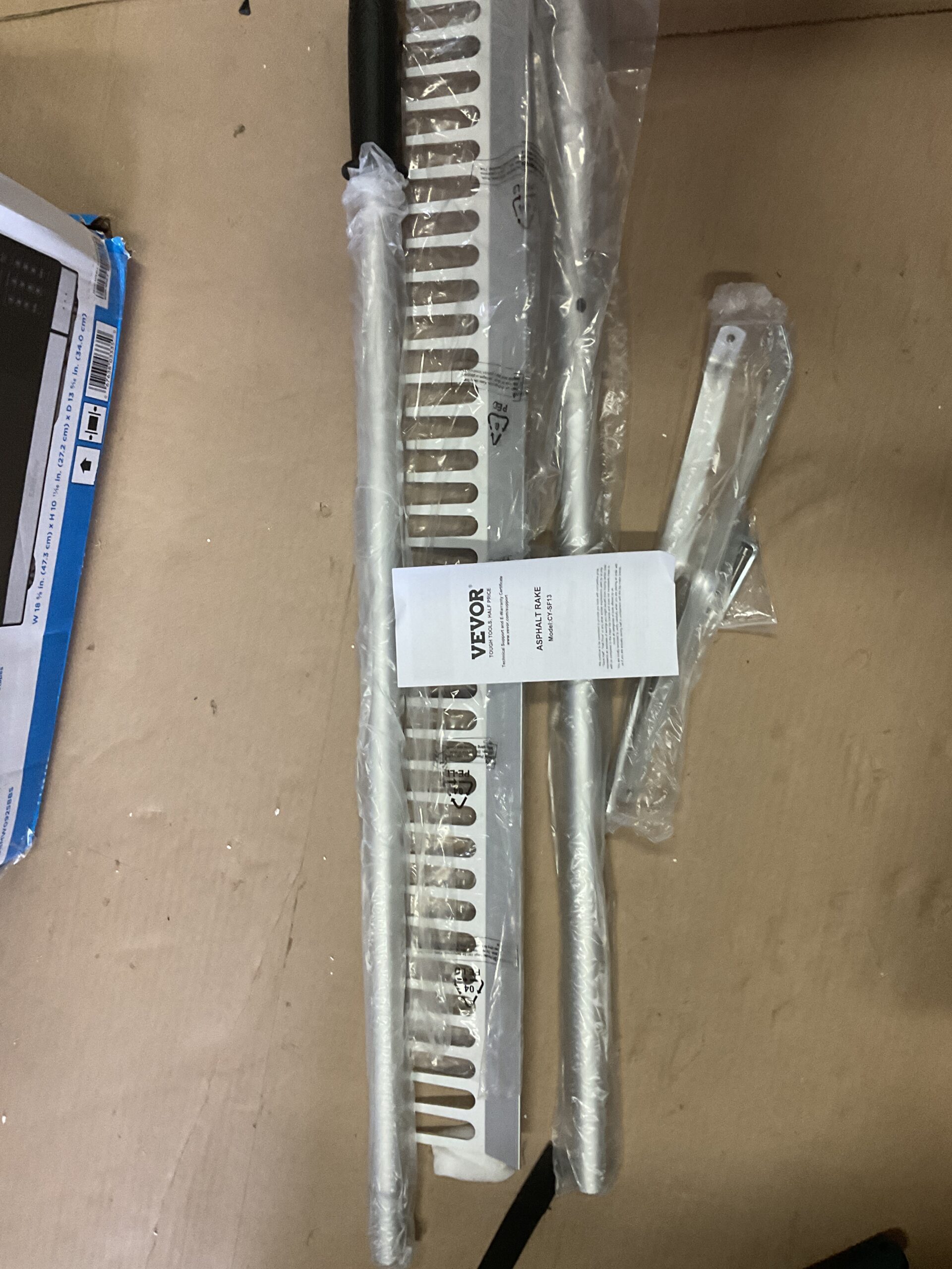 Vevor landscape rake with 36 inch head and 75 inch handle in professional finish