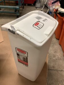 Rubbermaid spring top wastebasket in white for home use