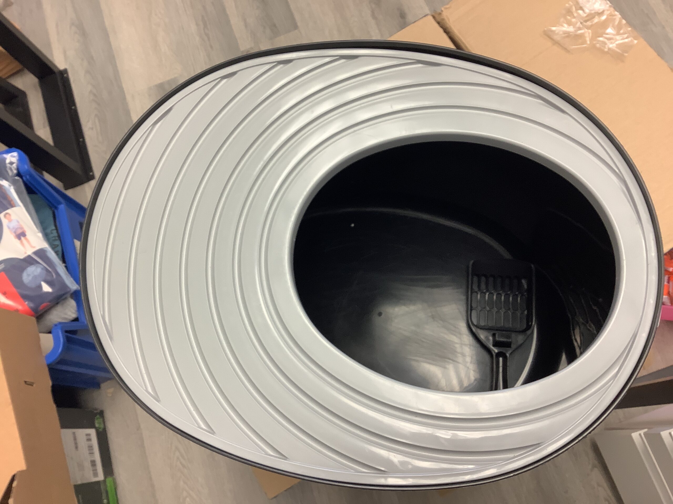 Iris cat litter tray in black with grooved lid