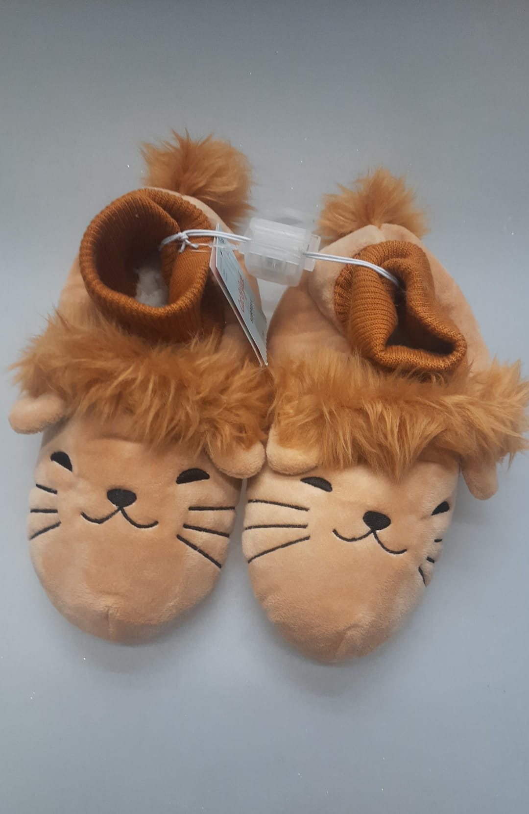 Cat & Jack leo lion slippers in beige with faux fur lining