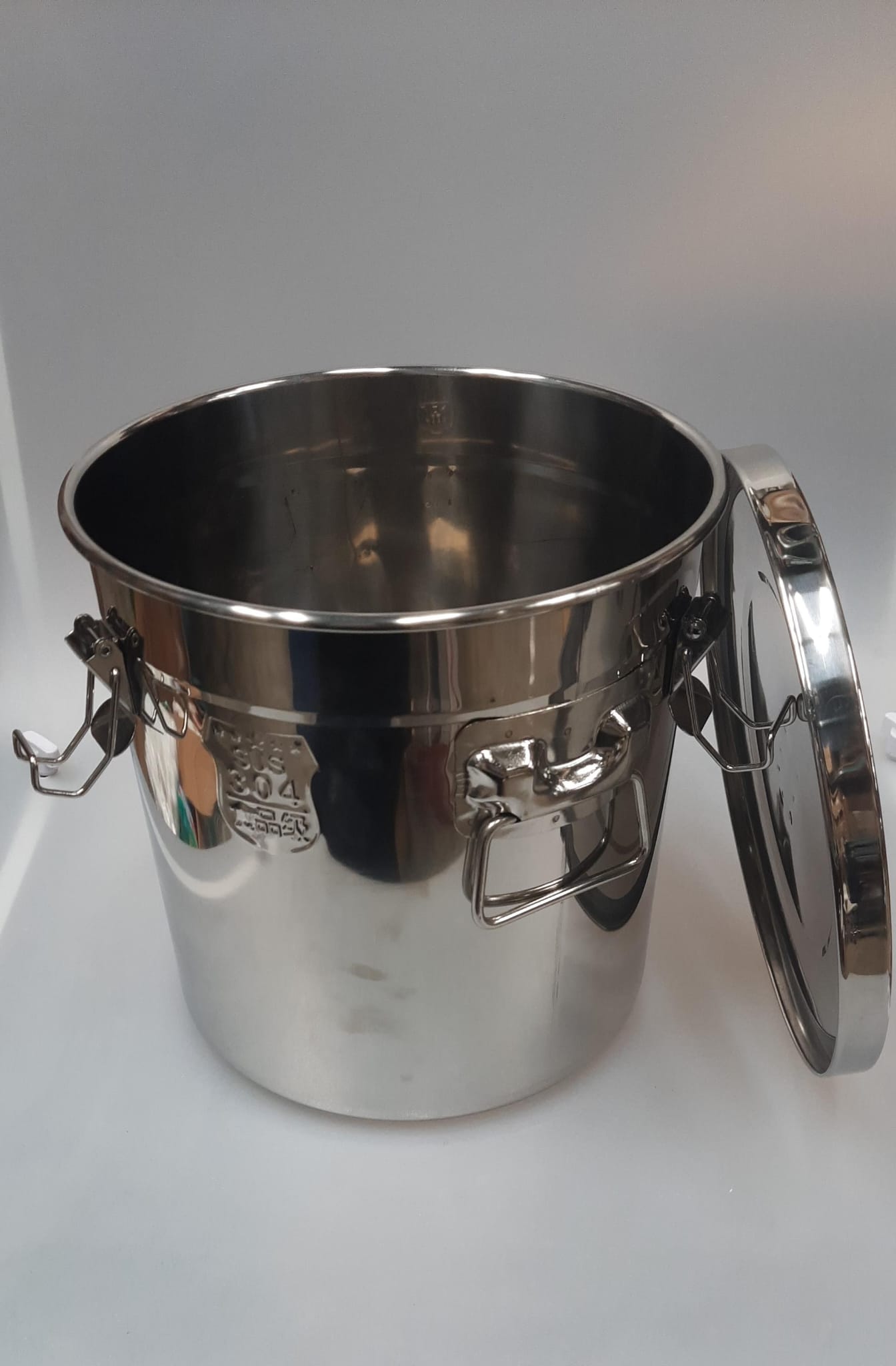 Click stainless steel container in silver with airtight lid
