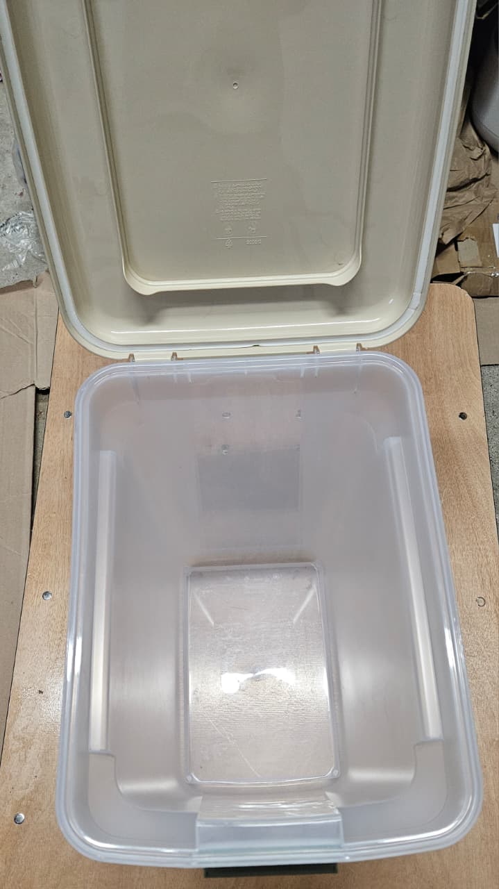 food container with airtight seal and snap-lock latches in clear plastic