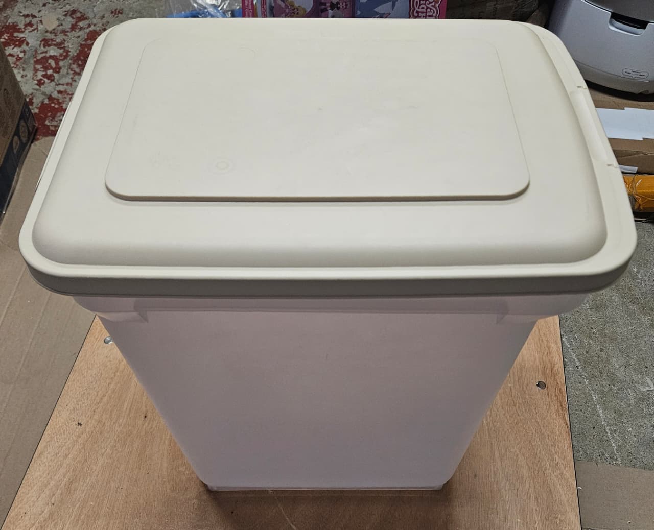 food container with airtight seal and snap-lock latches in clear plastic