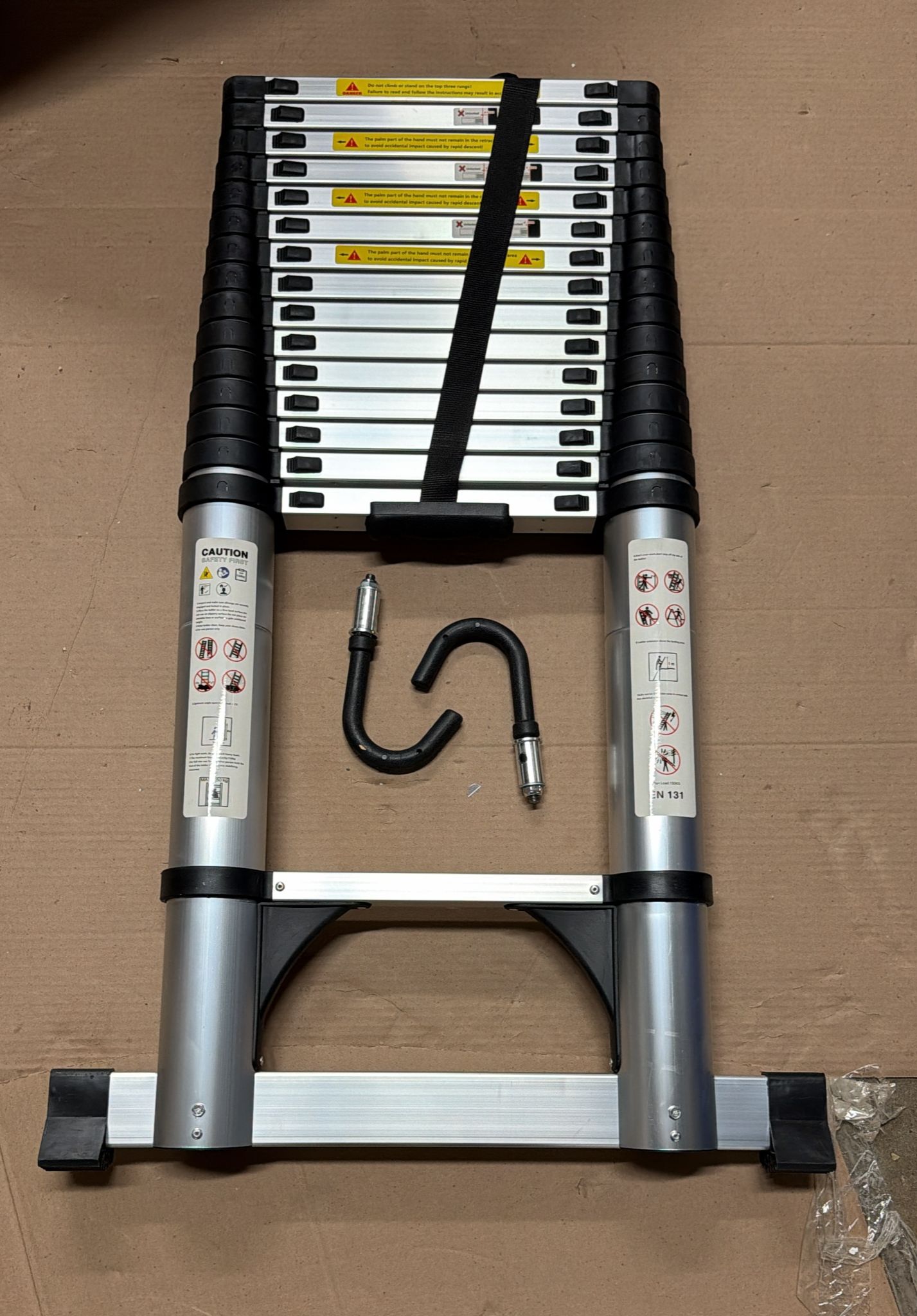 Treemoo telescopic ladder in silver with hooks and stabilizer for home and professional use