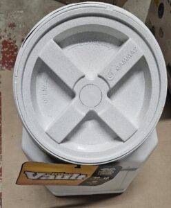 Gamma2 dog food storage container in stackable design with sealing lid