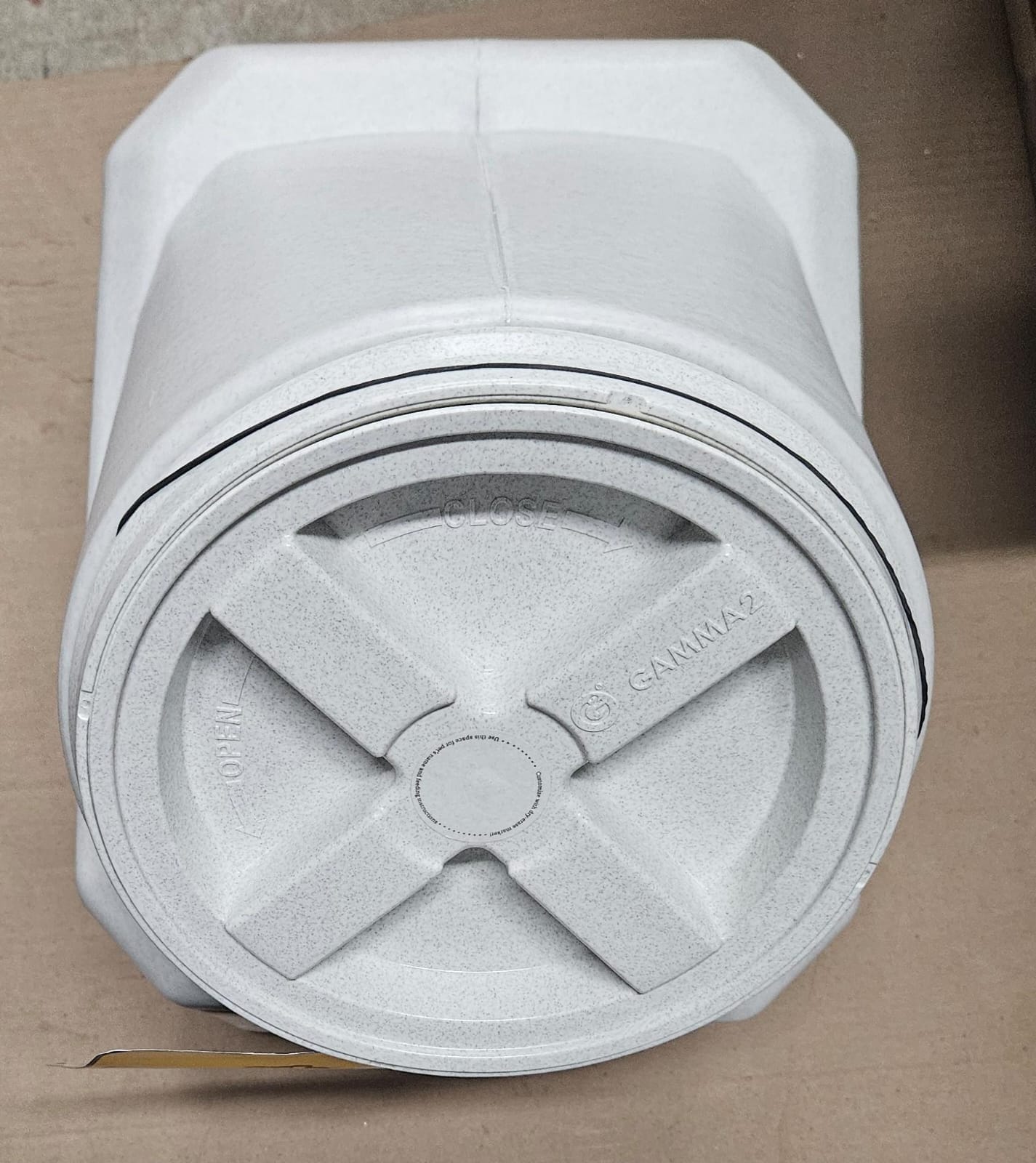 Gamma2 dog food storage container in stackable design with sealing lid