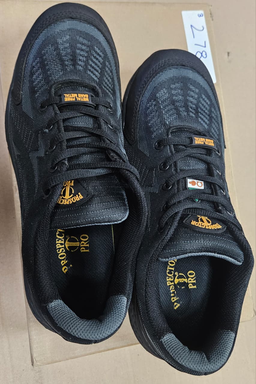 Men's work shoes in black with composite toe protection