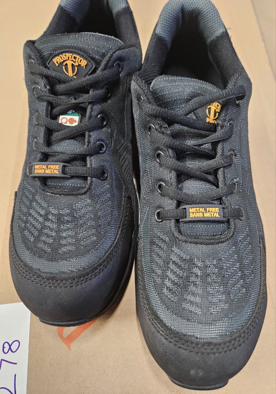 Men's work shoes in black with composite toe protection