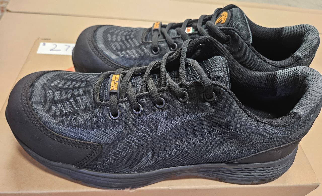 Men's work shoes in black with composite toe protection