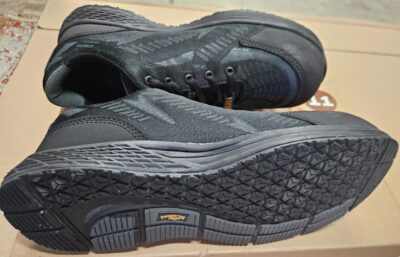 Men's work shoes in black with composite toe protection