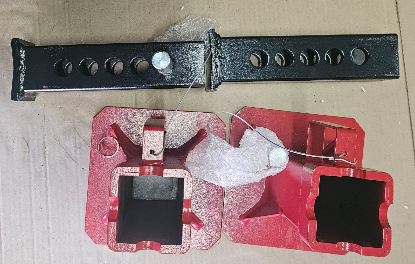 BIG RED heavy duty car jack stand in red with pin type design