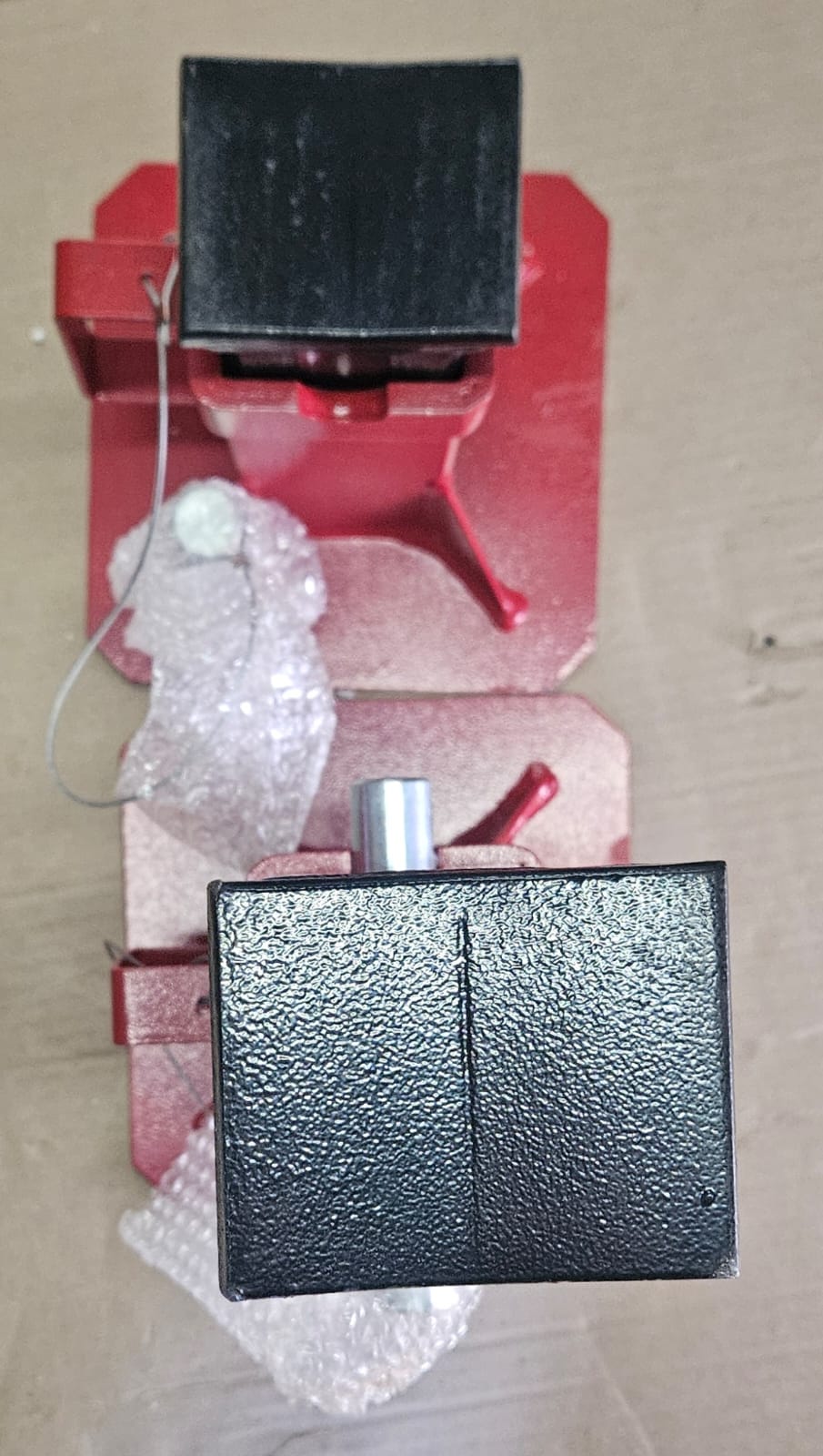 BIG RED heavy duty car jack stand in red with pin type design