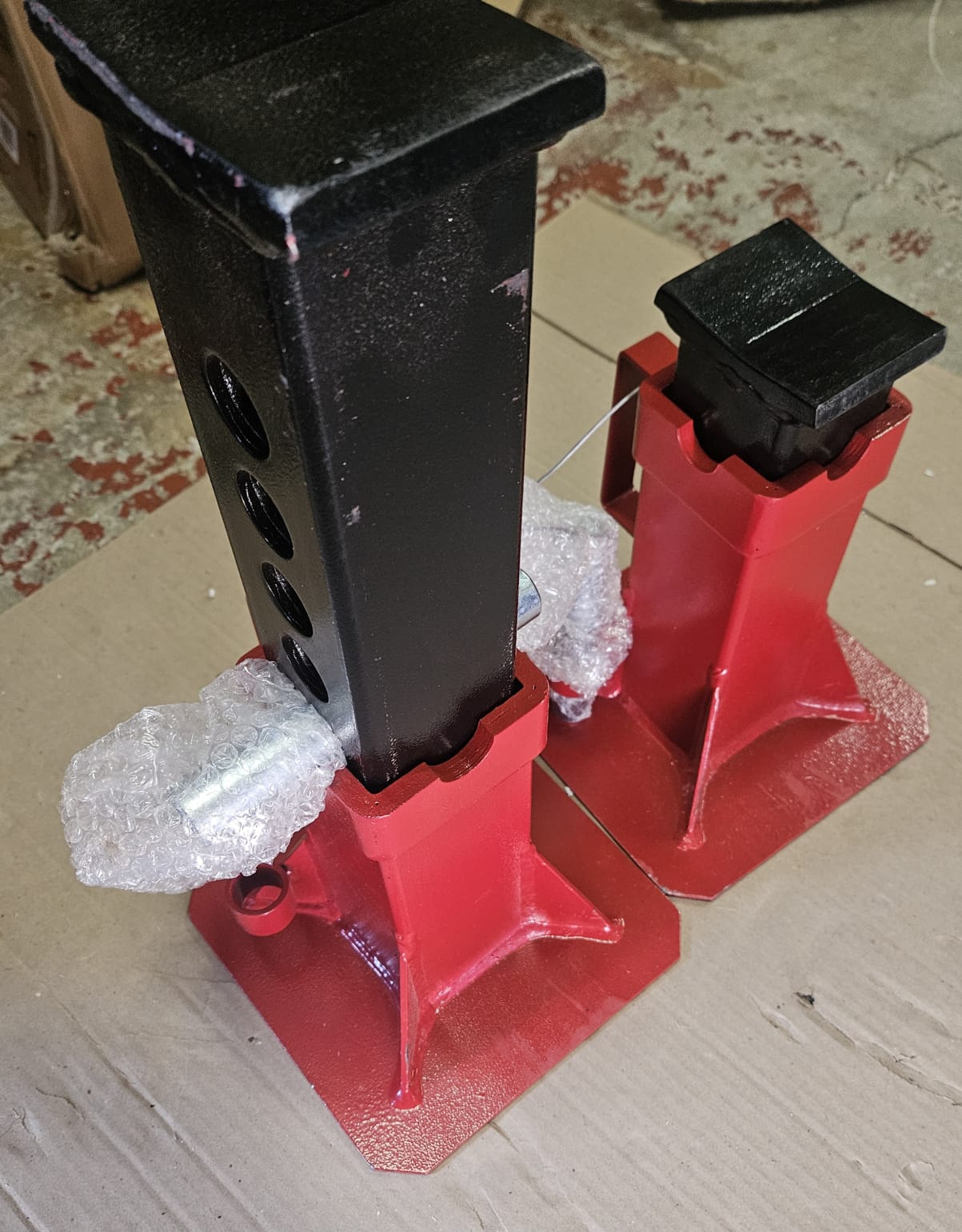 BIG RED heavy duty car jack stand in red with pin type design