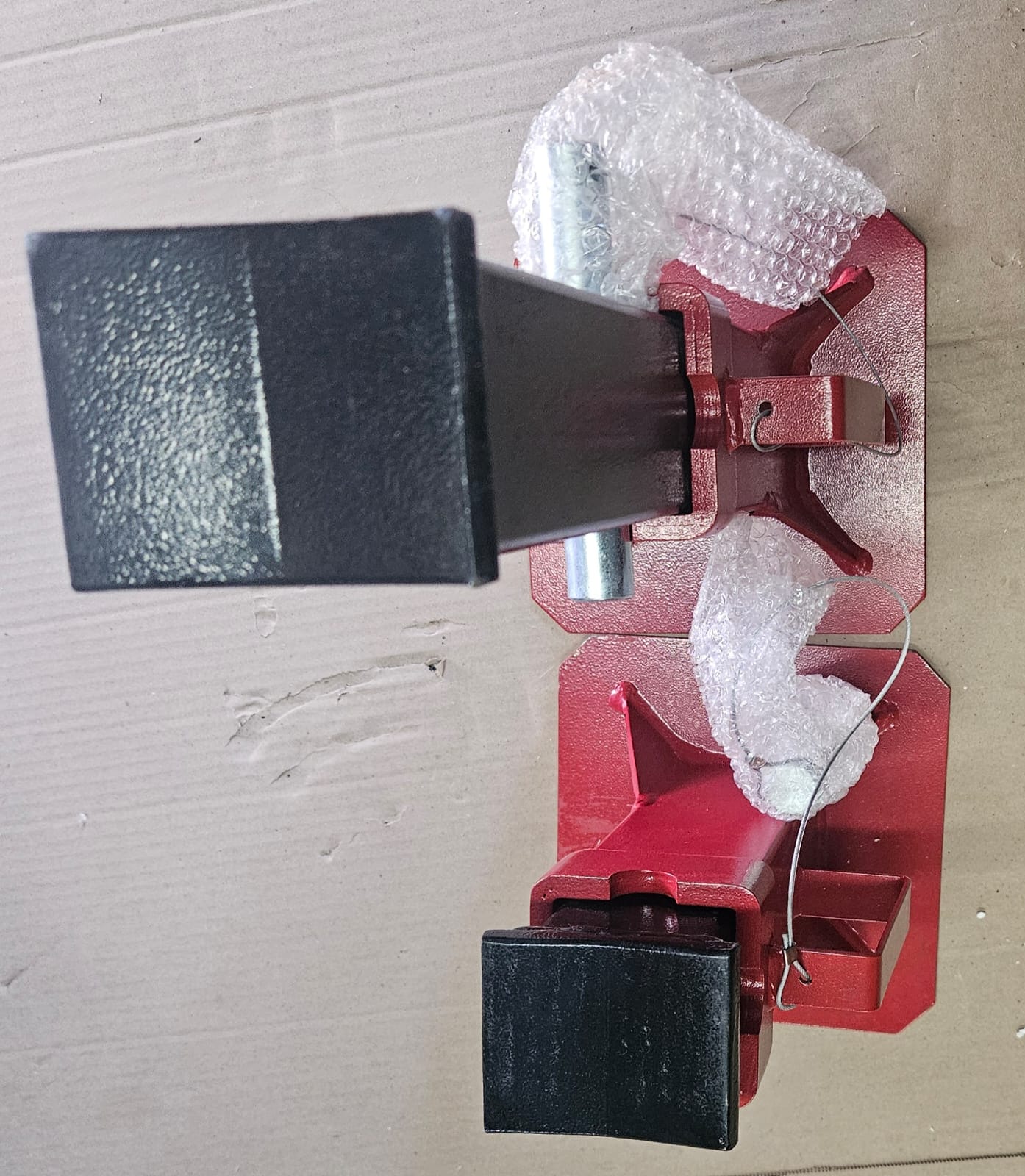 BIG RED heavy duty car jack stand in red with pin type design