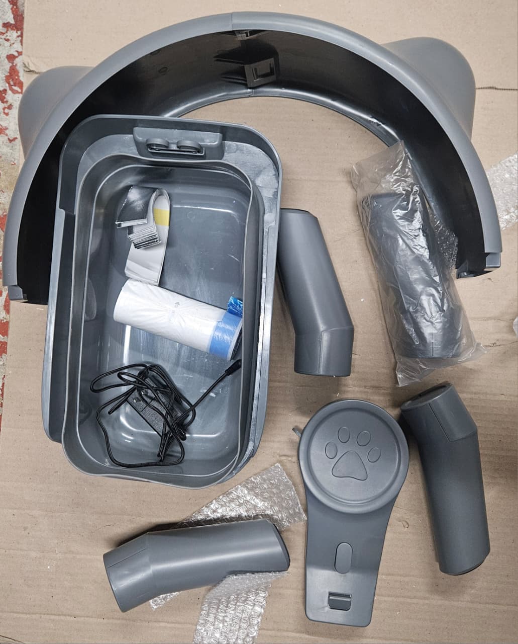 self cleaning litter box in modern design with safety sensors