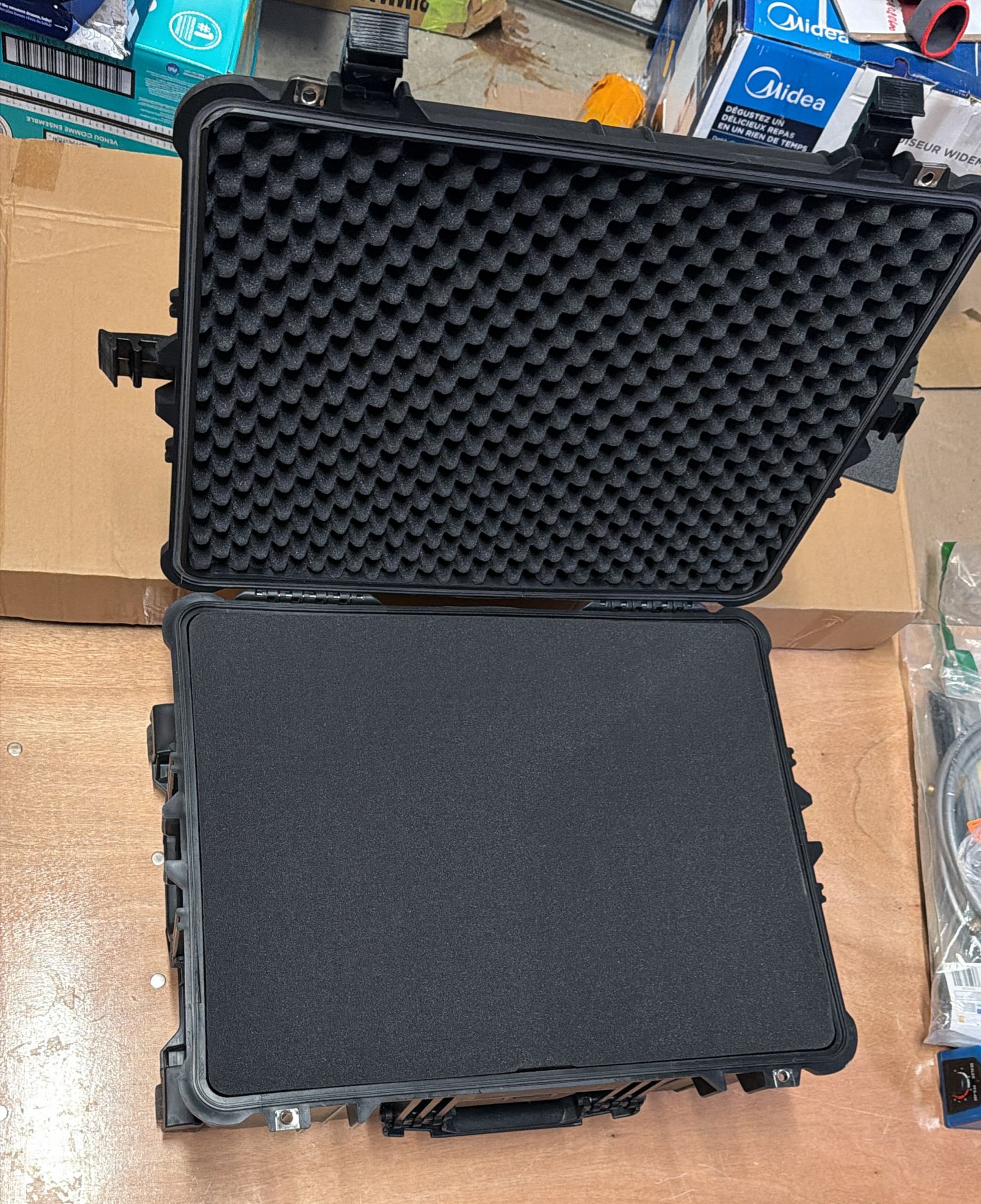 MEIJIA waterproof rolling hard camera case in elegant black with retractable handle