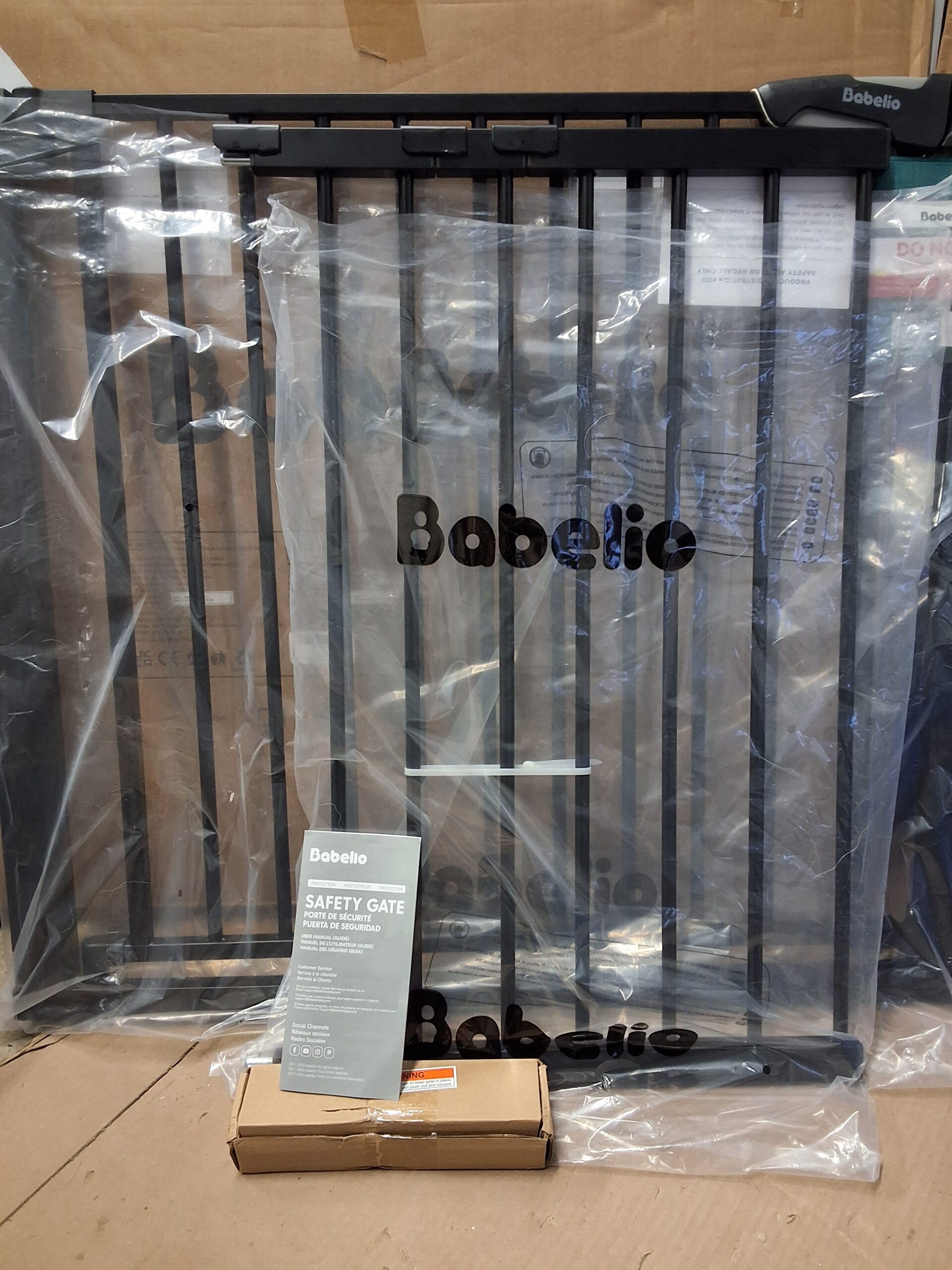 Mom'S extra tall metal baby gate in black finish, pressure mounted