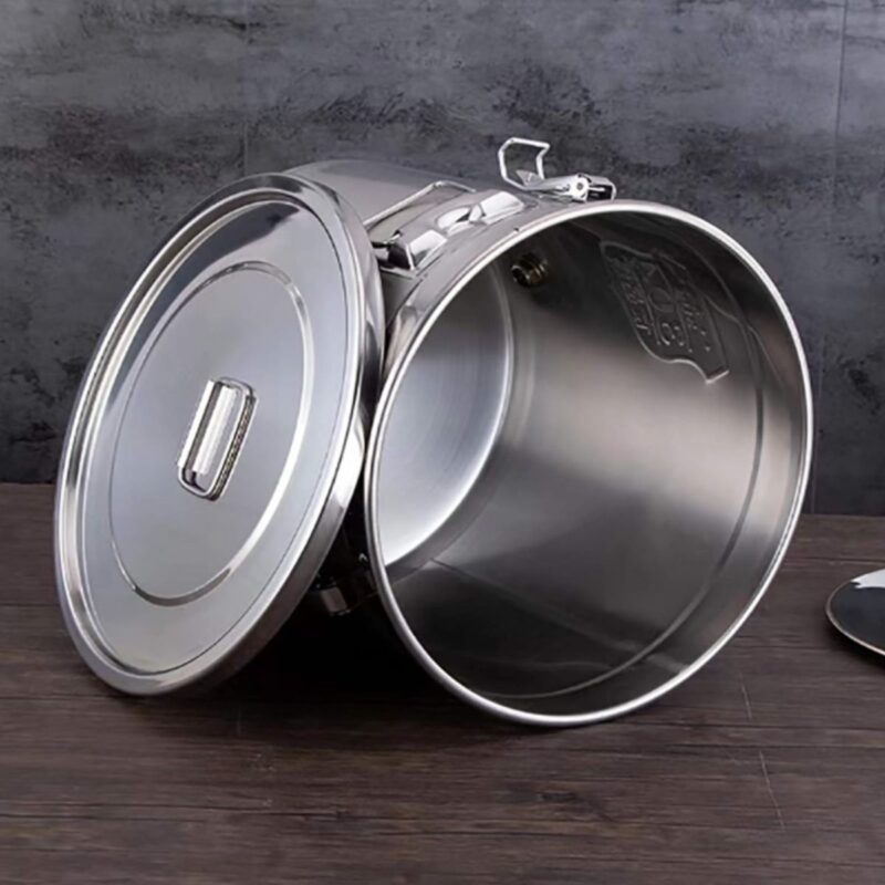 Click stainless steel container in silver with airtight lid