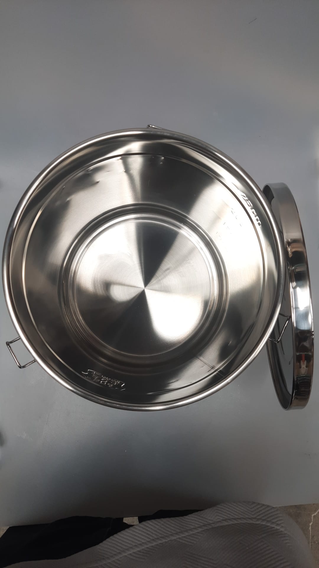 Click stainless steel container in silver with airtight lid