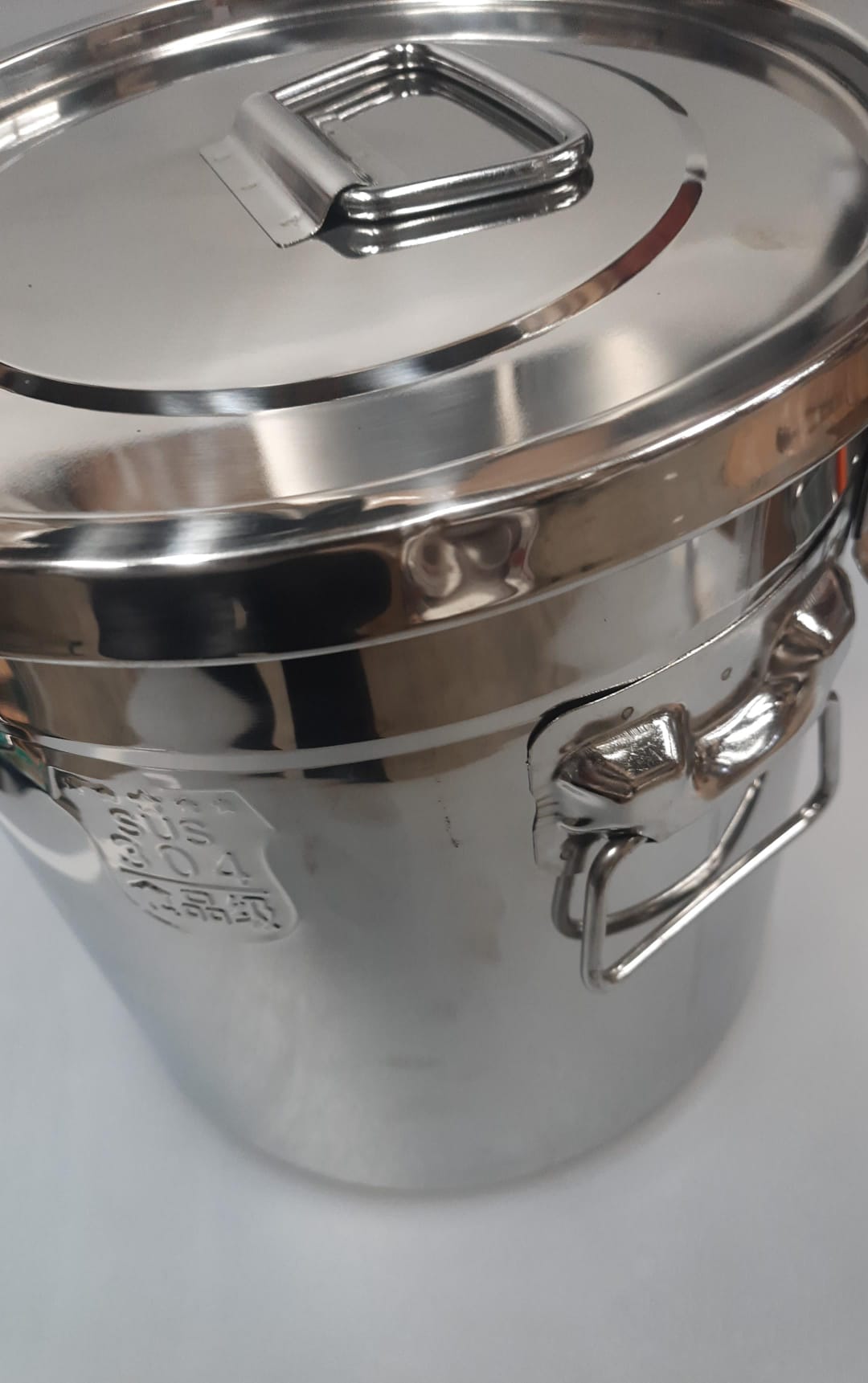 Click stainless steel container in silver with airtight lid